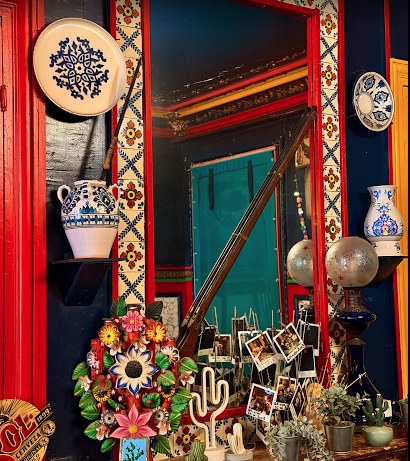 D&eacute;cor mexicain authentique chez El Gringo&nbsp;: c&eacute;ramiques de Talavera, miroir, fleurs et souvenirs