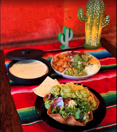 Plats mexicains &agrave; partager chez El Gringo&nbsp;: salade de crevettes, guacamole, tortillas et taco salad sur nappe color&eacute;e